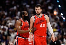 比先发中锋的表现好太多了！快船的当务之急是赶紧将他放入先发？