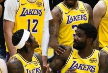 湖人拍摄全家福！东契奇搞怪把名字贴额头 詹姆斯布朗尼笑容满面