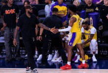 湖人对东部劲旅面临苦战，詹姆斯肘部带伤，先发中锋有望复出