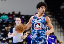 加盟后的状态相当不错，快船后场新援很好地扮演了核心的角色？