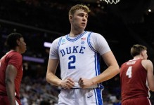 尊重，独行侠队库珀·弗拉格向勇士队摩西·穆迪表达了真挚的慰问