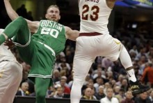 海沃德是谁弄伤的？海沃德被谁断腿？