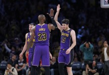 3首轮追字母+2.4亿续小里！队记曝湖人计划 詹姆斯时代真要结束了