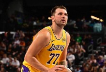 起鸡皮疙瘩了，湖人队东契奇在史诗般战胜掘金队后被现场球迷感动