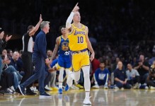 湖人105-104魔术迎3喜1忧！肯纳德+雷迪克征服众人，3主力太累了