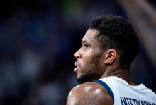 一定后悔了吧？球队大比分输球，字母哥怒砸篮球发泄不满！