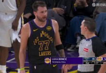 抨击裁判！东契奇对裁判做数钱手势，只因造犯规没吹