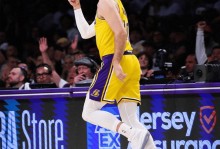 王炸!肯纳德最后0.6秒3分绝杀魔术,湖人三巨头众星拱月膜拜神射手