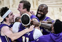 詹姆斯详解绝杀战术：我的任务是冲筐吸引对手 肯纳德得到大空位