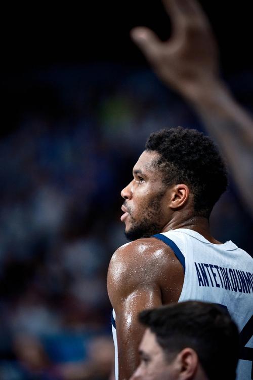 一定后悔了吧？球队大比分输球，字母哥怒砸篮球发泄不满！