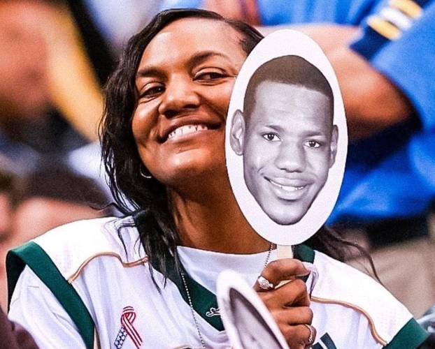 詹姆斯：妈妈生我时只有16岁 我的动力是给她买个带储藏室的房子