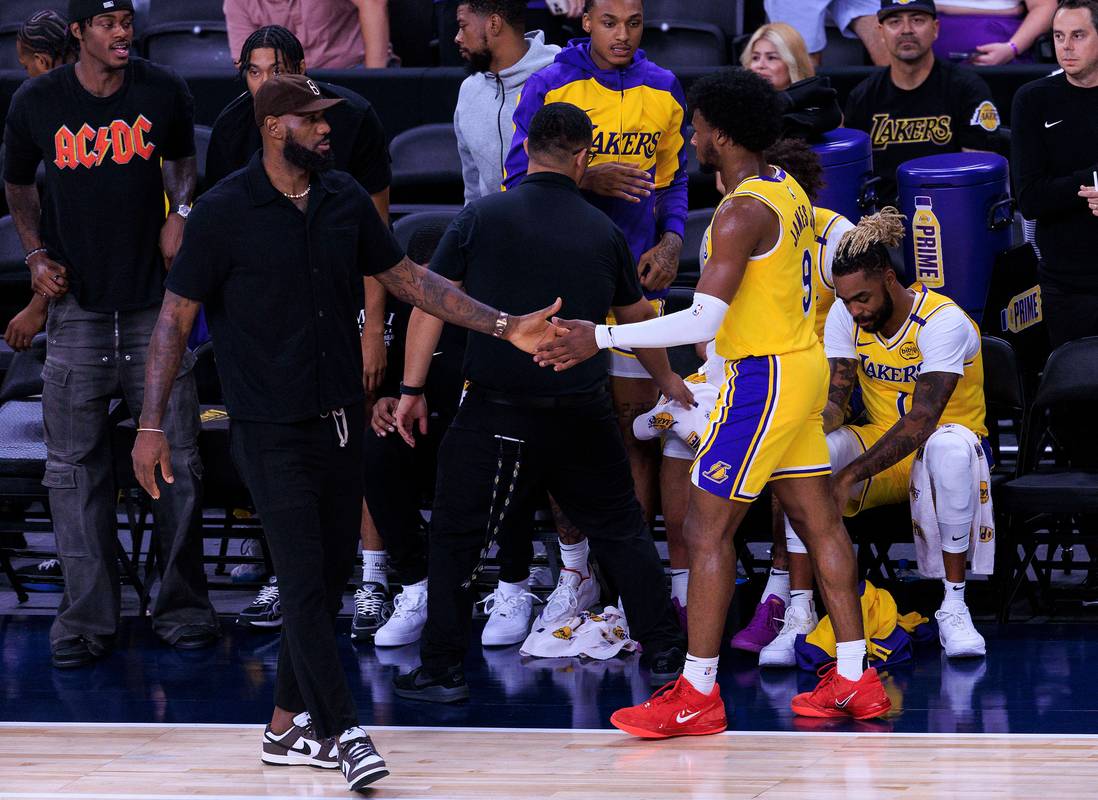 湖人对东部劲旅面临苦战，詹姆斯肘部带伤，先发中锋有望复出