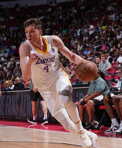 4换1大戏！湖人这波操作6到飞！他真出事了！