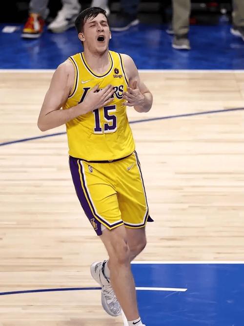 湖人队主帅透露激励里夫斯的“强硬”信息，助其在打尼克斯时爆发