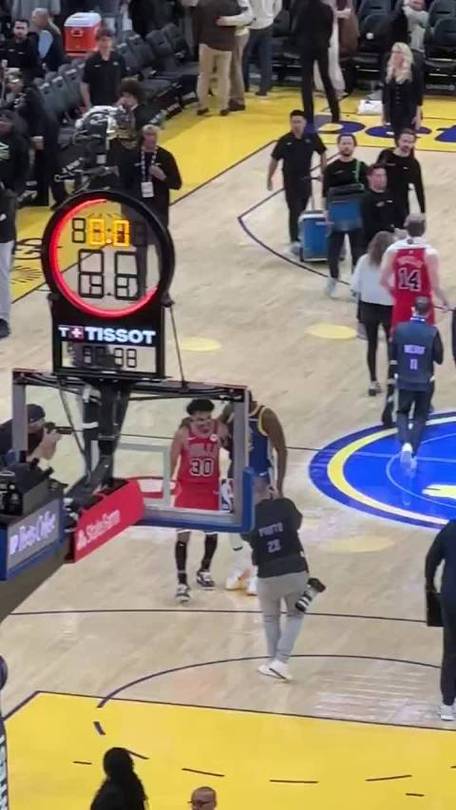 勇士队接连惨败给爵士和公牛后，球迷对格林和主帅科尔怒不可遏