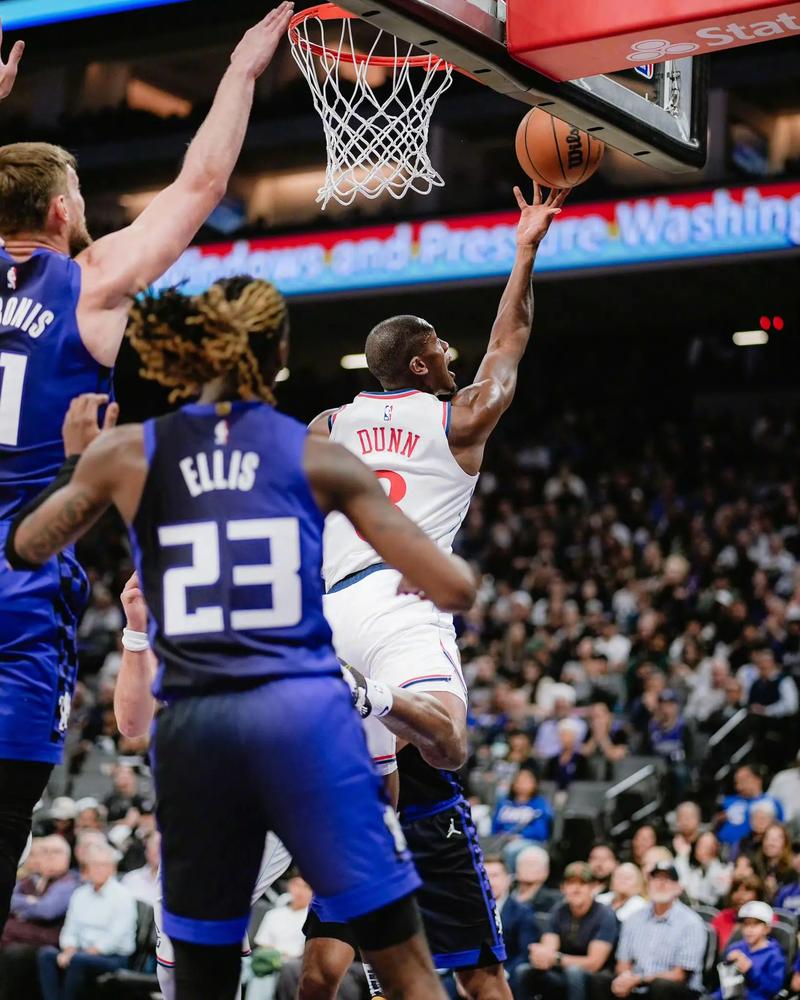 对飙战！快船领先16分被反扑：伦纳德爆砍28分，爱德华兹23分