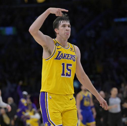 曝湖人计划在今年夏天 为里夫斯提供一份5年2.4亿美元的合同