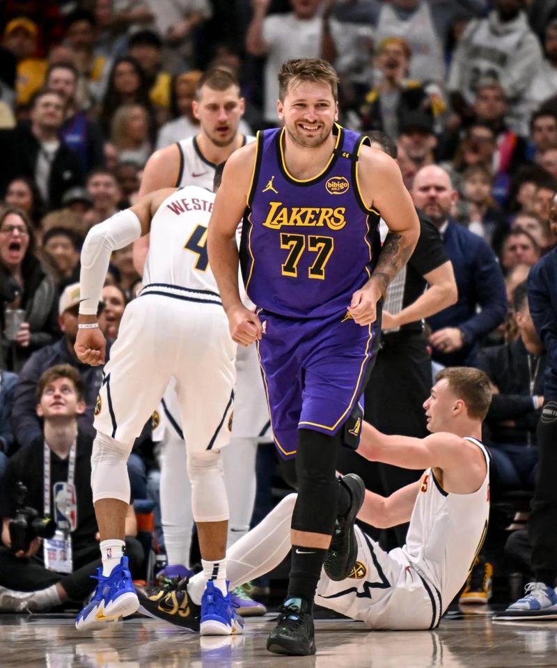 我滴妈！东契奇0.5秒加时绝杀掘金！湖人全员疯了！