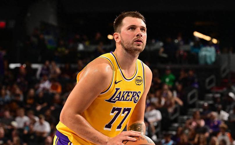 起鸡皮疙瘩了，湖人队东契奇在史诗般战胜掘金队后被现场球迷感动