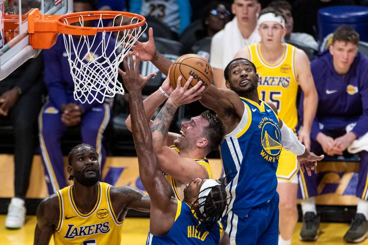 搞笑，湖人队里夫斯解释为何在比赛最后时刻对着篮球说“我爱你”