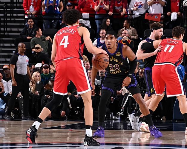 回到替补后效率又下降了！湖人到底该如何安排锋线大将的出场时间
