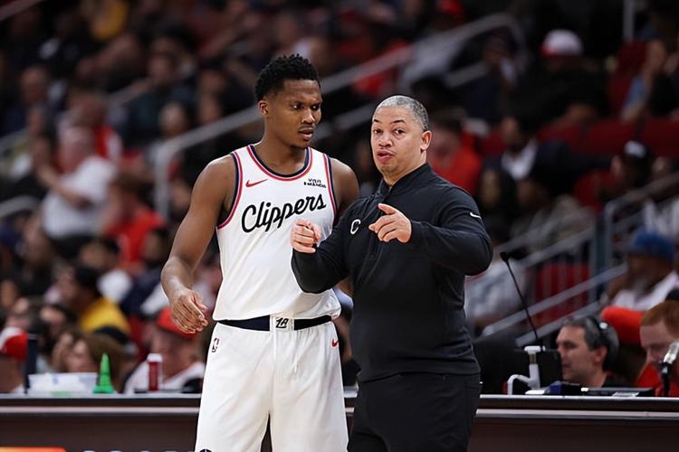 打法也太独了！快船后场新援已经直接影响到了其他球员的发挥？