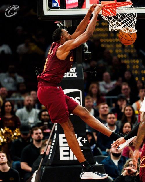 骑士最多落后21分爆冷负独行侠 米切尔15000分里程碑哈登12中4