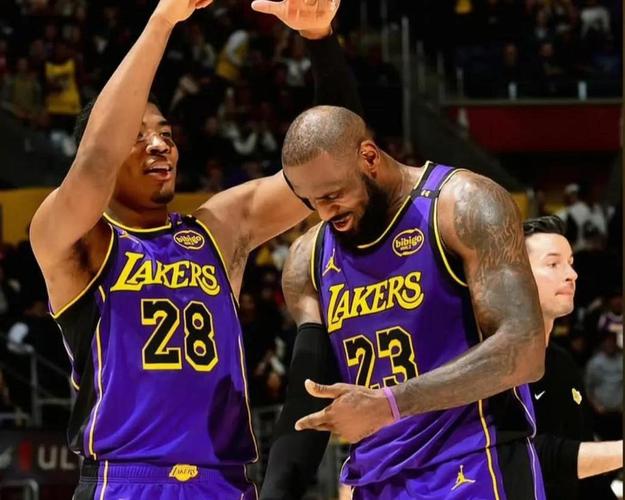 调整能力不错！状态平平的湖人后场大将主动减少了自己的出手次数