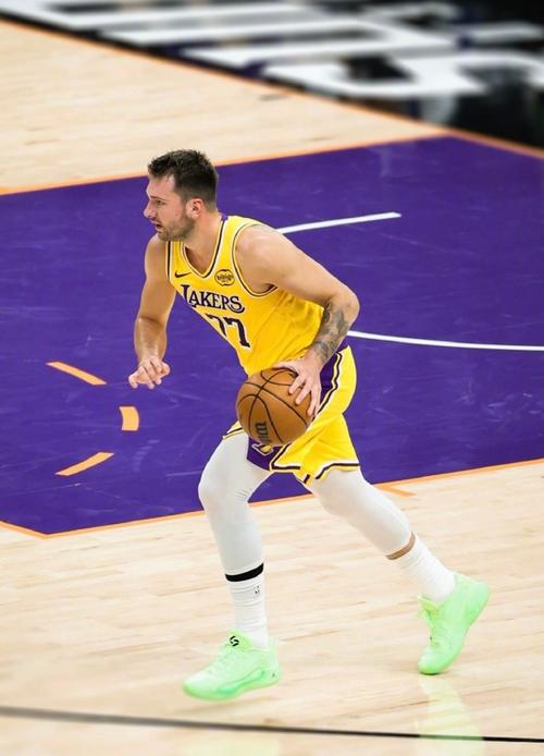 里夫斯：末节东契奇上演了教科书级的表演，全队现在都很无私