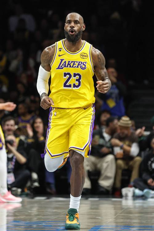 湖人豪取7连胜 詹姆斯狂砍30分率队再创佳绩