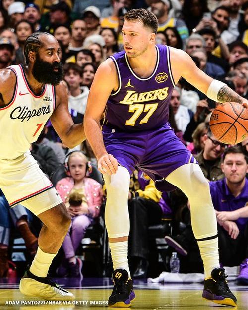 东契奇爆砍60分，湖人豪取8连胜！詹姆斯三双，湖人展露冠军相