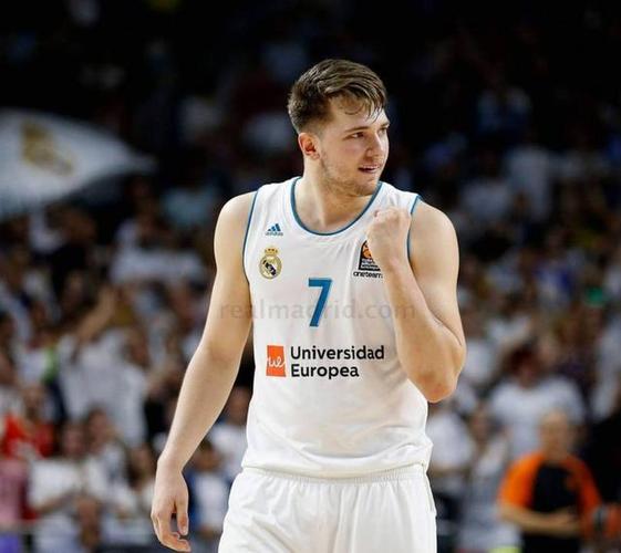 逆转！东契奇60+7创新高，阿德巴约28+2老詹三双，里夫斯18分10罚