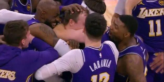 0.6绝杀封神！詹姆斯激动坏了，差点让他见到太奶！