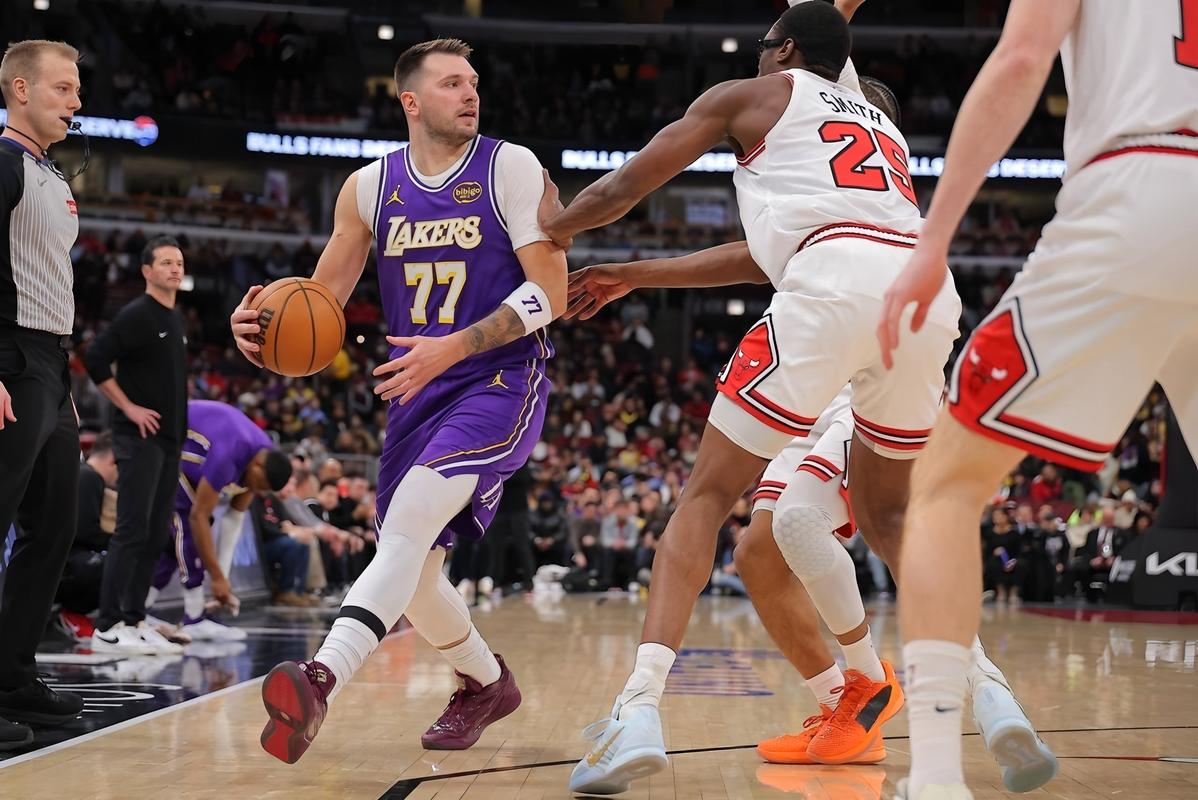 肯纳德爆发！湖人105-104险胜魔术，东契奇里夫斯双核撑场太顶了