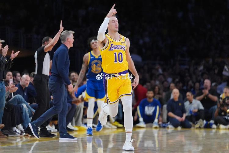 湖人105-104魔术迎3喜1忧！肯纳德+雷迪克征服众人，3主力太累了