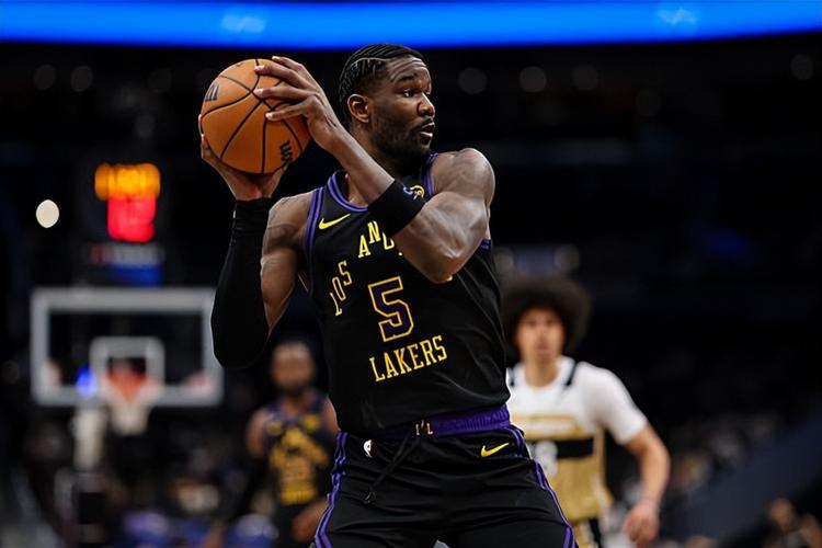 虽然罚球有些抽象，但先发中锋对于湖人的重要性还是有目共睹的？