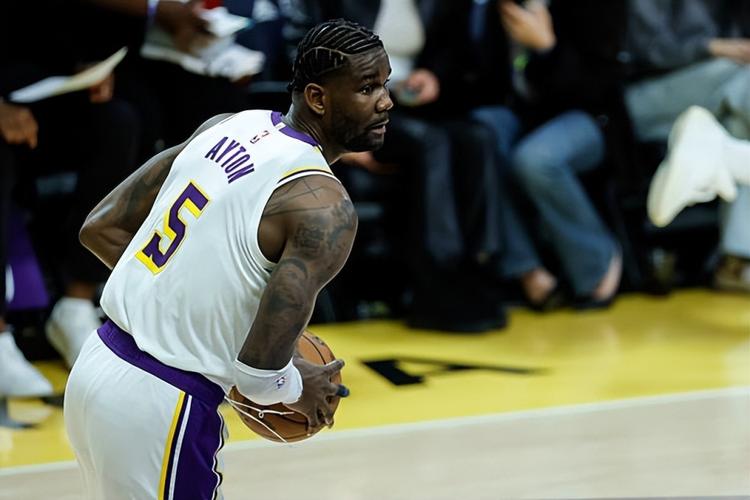 出场时间还在不断提升，湖人后场大将的身体状况令人非常担心？