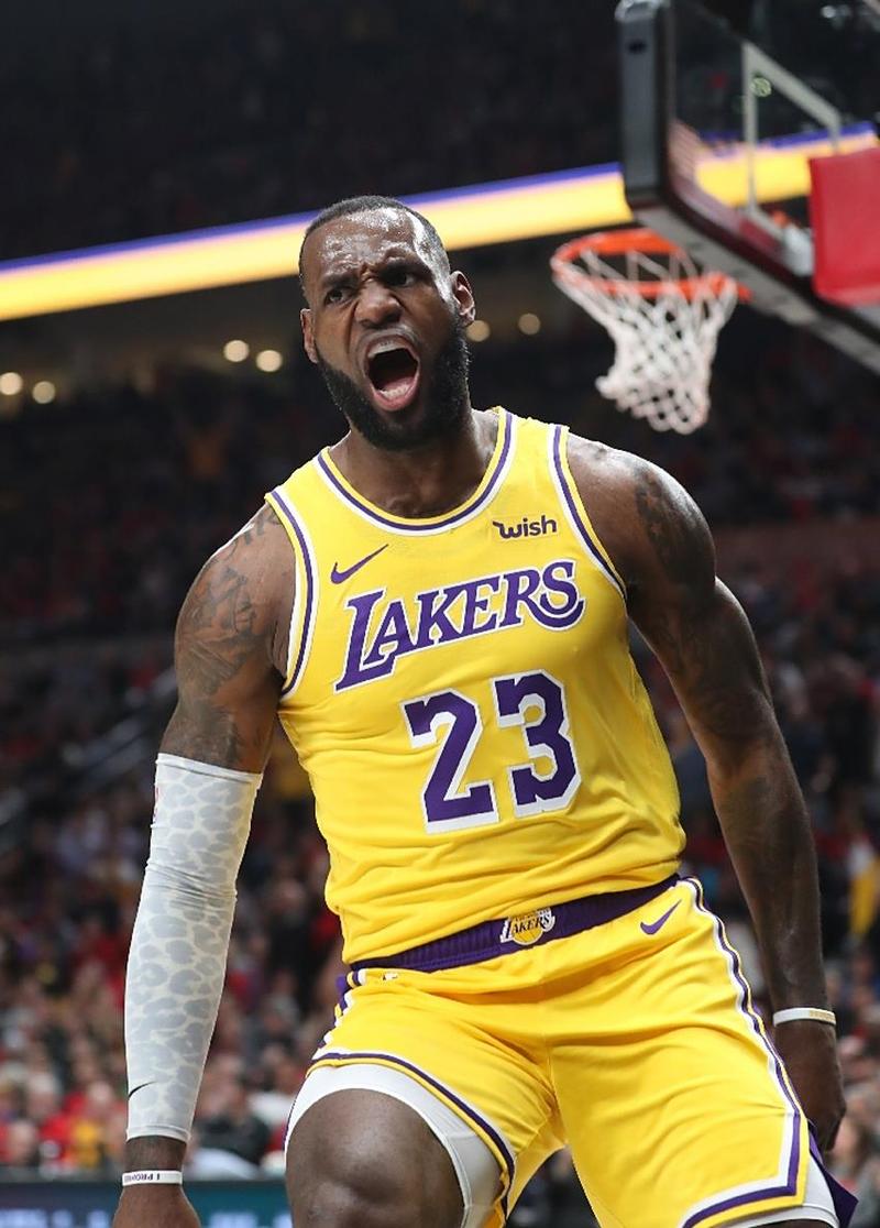 官方为41岁勒布朗戴上皇冠！又冲全新历史第1纪录 湖媒转推赞GOAT