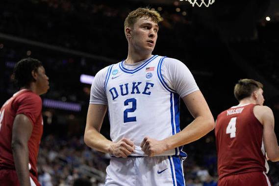 尊重，独行侠队库珀·弗拉格向勇士队摩西·穆迪表达了真挚的慰问