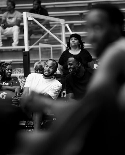 好兄弟，勇士队格林在摩西·穆迪重伤后向他表达了深切的慰问