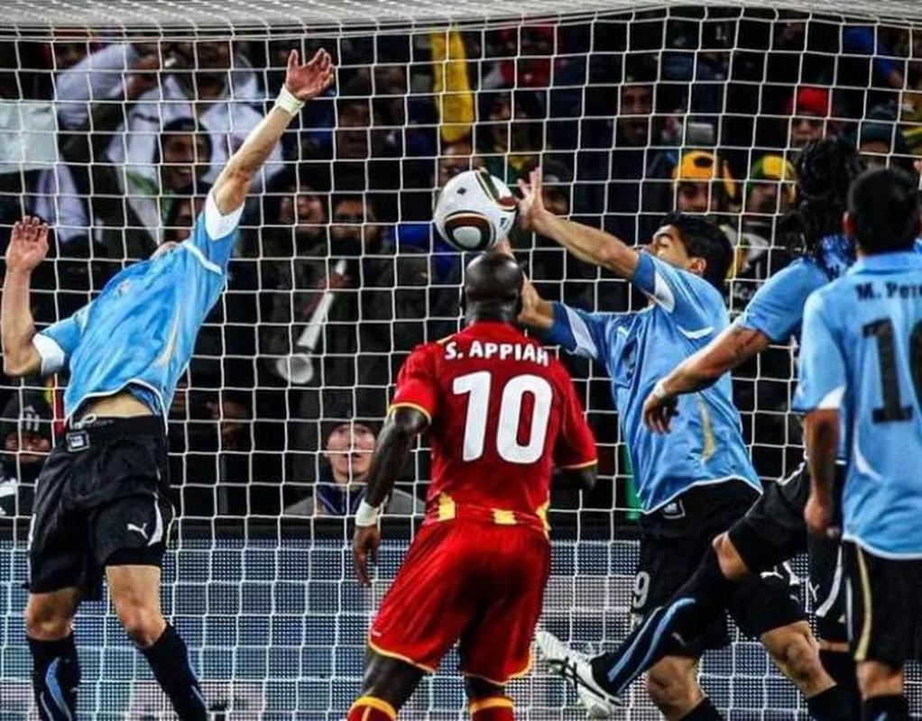 苏亚雷斯手球怎么看？苏亚雷斯手球红牌？