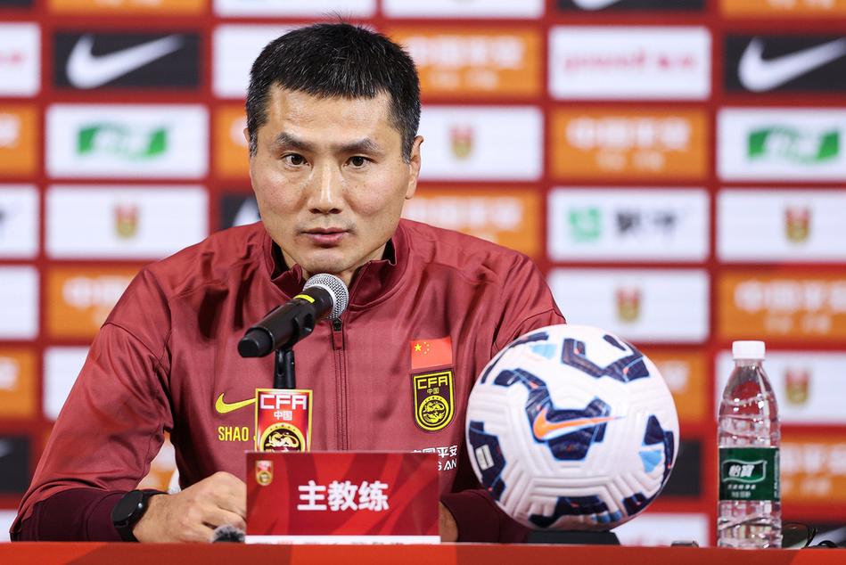 国足新帅邵佳一履新，“打出让国人满意的拼搏精神和成绩”