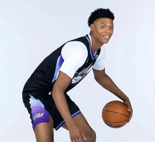 打nba夏季联赛的球员什么时候签约？打nba夏季联赛的球员什么时候签约的？