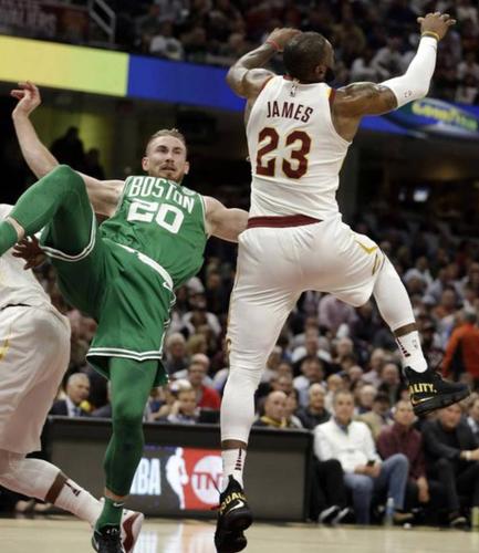 海沃德是谁弄伤的？海沃德被谁断腿？