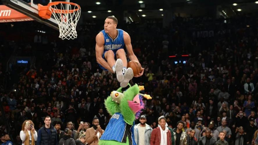 2016nba全明星扣篮大赛拉文vs戈登，nba最精彩扣篮大赛拉文戈登